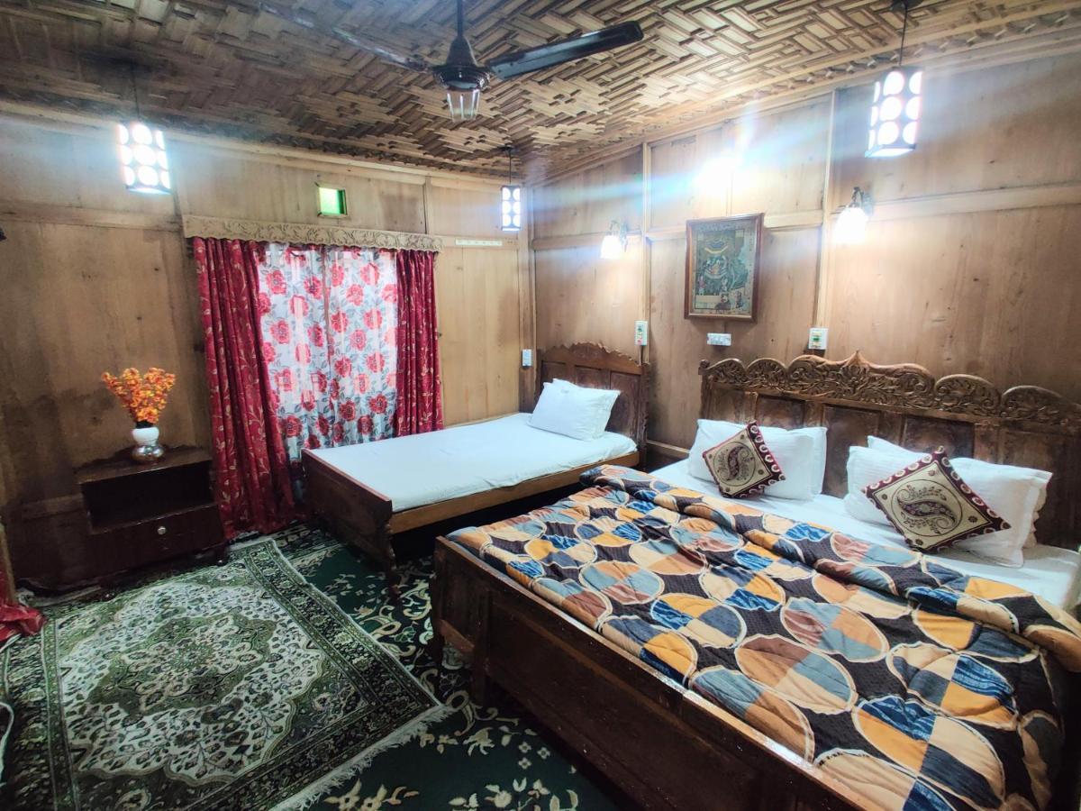 Royal Houseboat Hotel Srīnagar Екстериор снимка