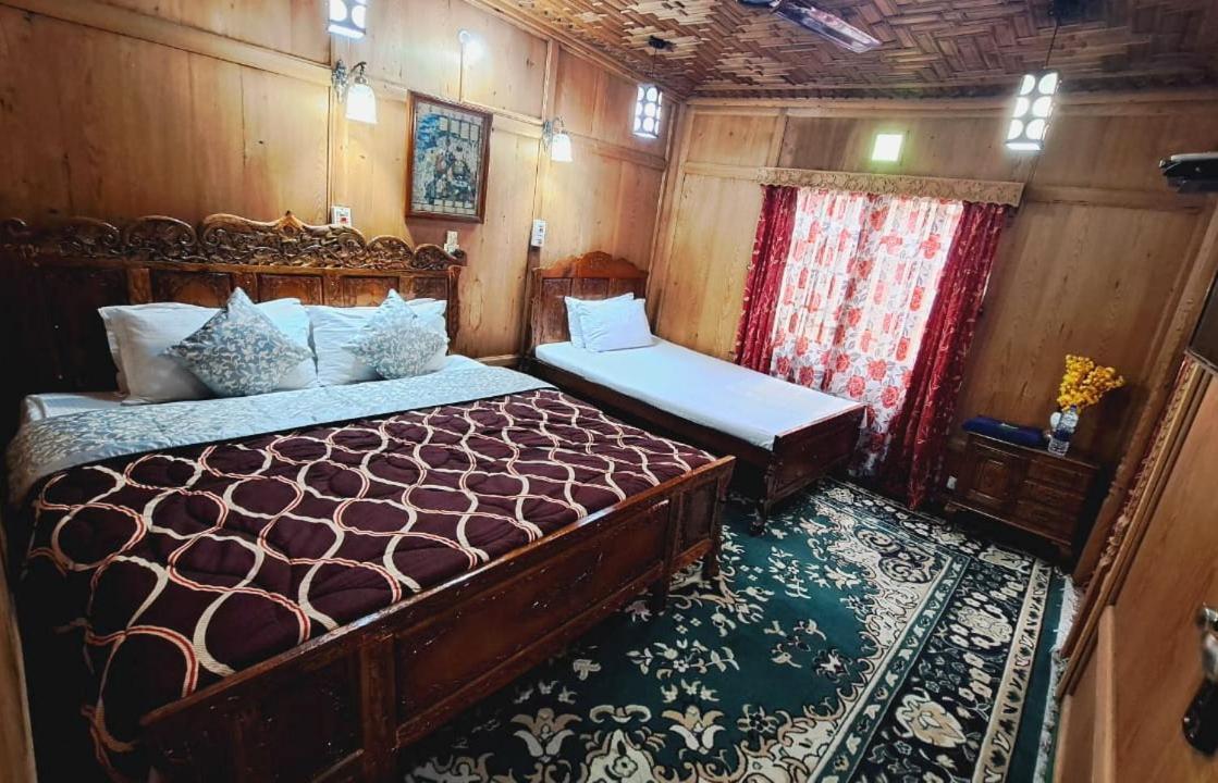 Royal Houseboat Hotel Srīnagar Екстериор снимка